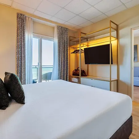 Hotell Charlie In 4*
