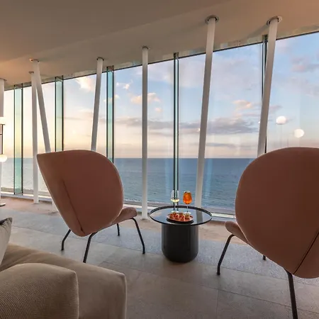 Charlie In Hotel Pesaro