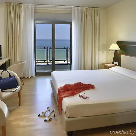 Charlie In Hotell Pesaro
